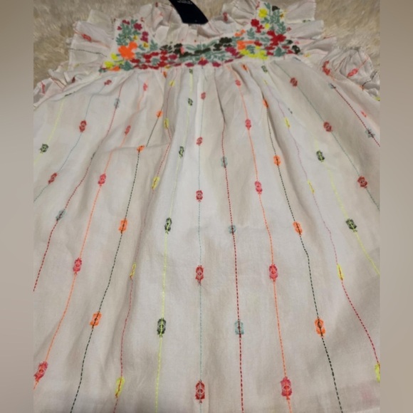 Crown & Ivy White w/ multicolored embroidered floral flutter sleeve top Sz M NWT - Picture 7 of 7